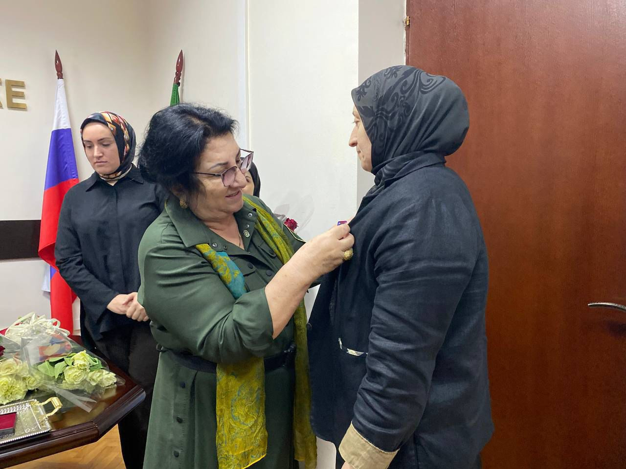 В Министерстве по национальной политике и делам религии Дагестана матерей и жён участников СВО наградили медалью «За верность материнскому долгу».